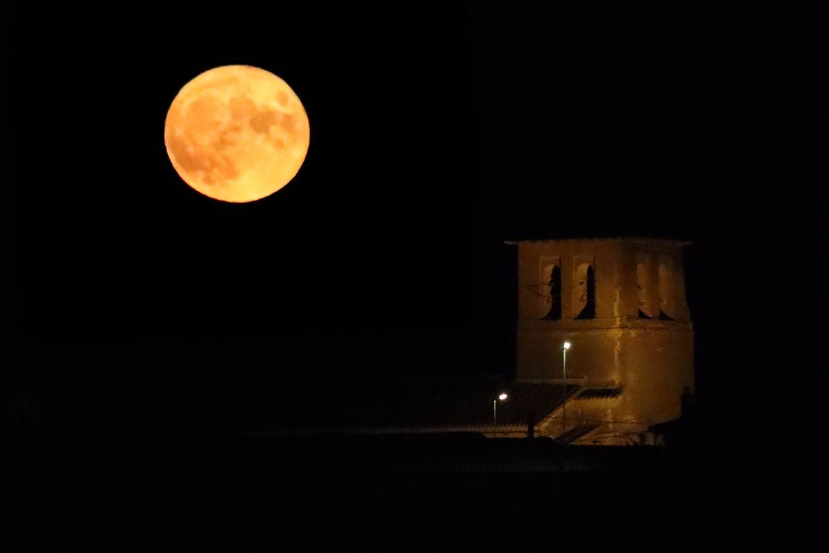 La luna llena se alza sobre Sta. Cristina del Valmadrigal