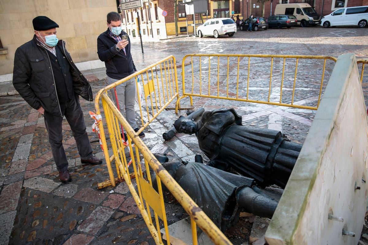 En enero, el desmontado del árbol de navidad de la plaza de San Isidoro tira por accidente la escultura de Las Cabezadas