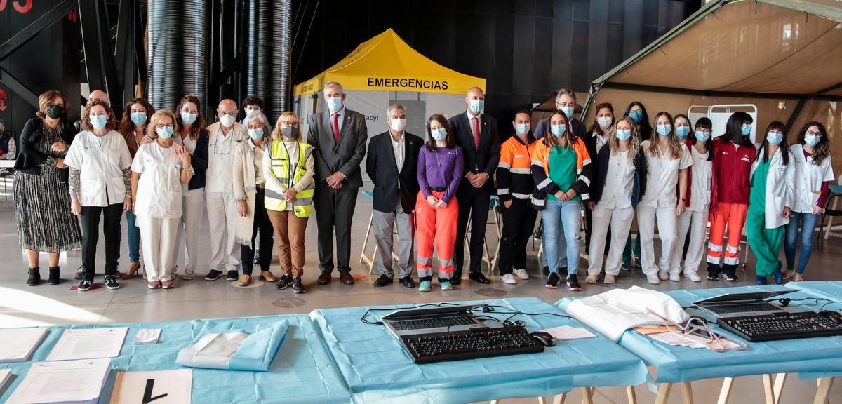 Las autoridades posan junto a los sanitarios que han hecho frente a la pandemia en el Palacio de Exposiciones tanto en las vacunas como en los cribados masivos.