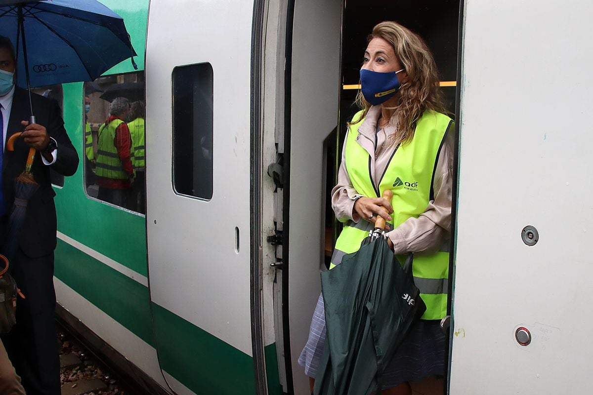 La ministra de Transportes, Movilidad y Agenda Urbana, Raquel Sánchez saliendo del primer tren en pruebas de la Variante de Pajares