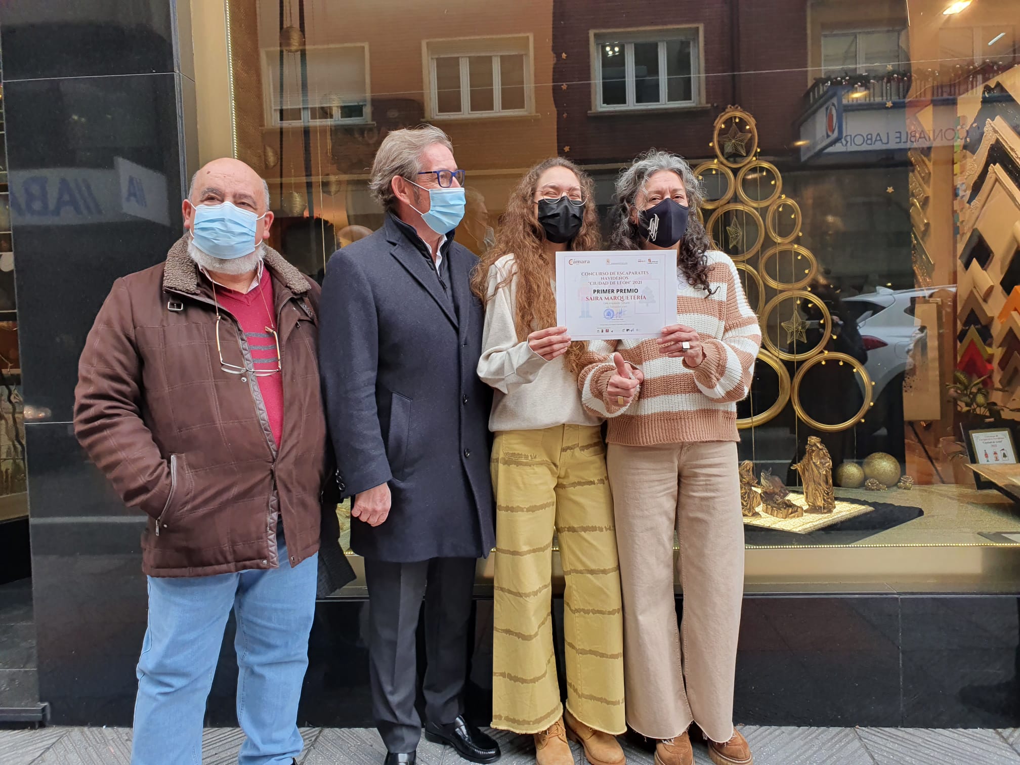 Entrega del primer premio del concurso de escaparates navideños 'Ciudad de León' 2021