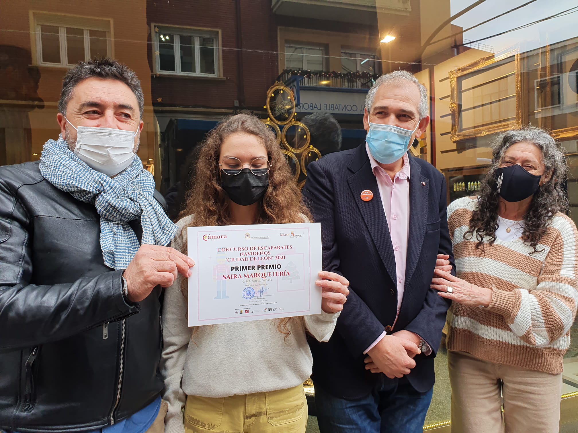 Entrega del primer premio del concurso de escaparates navideños 'Ciudad de León' 2021