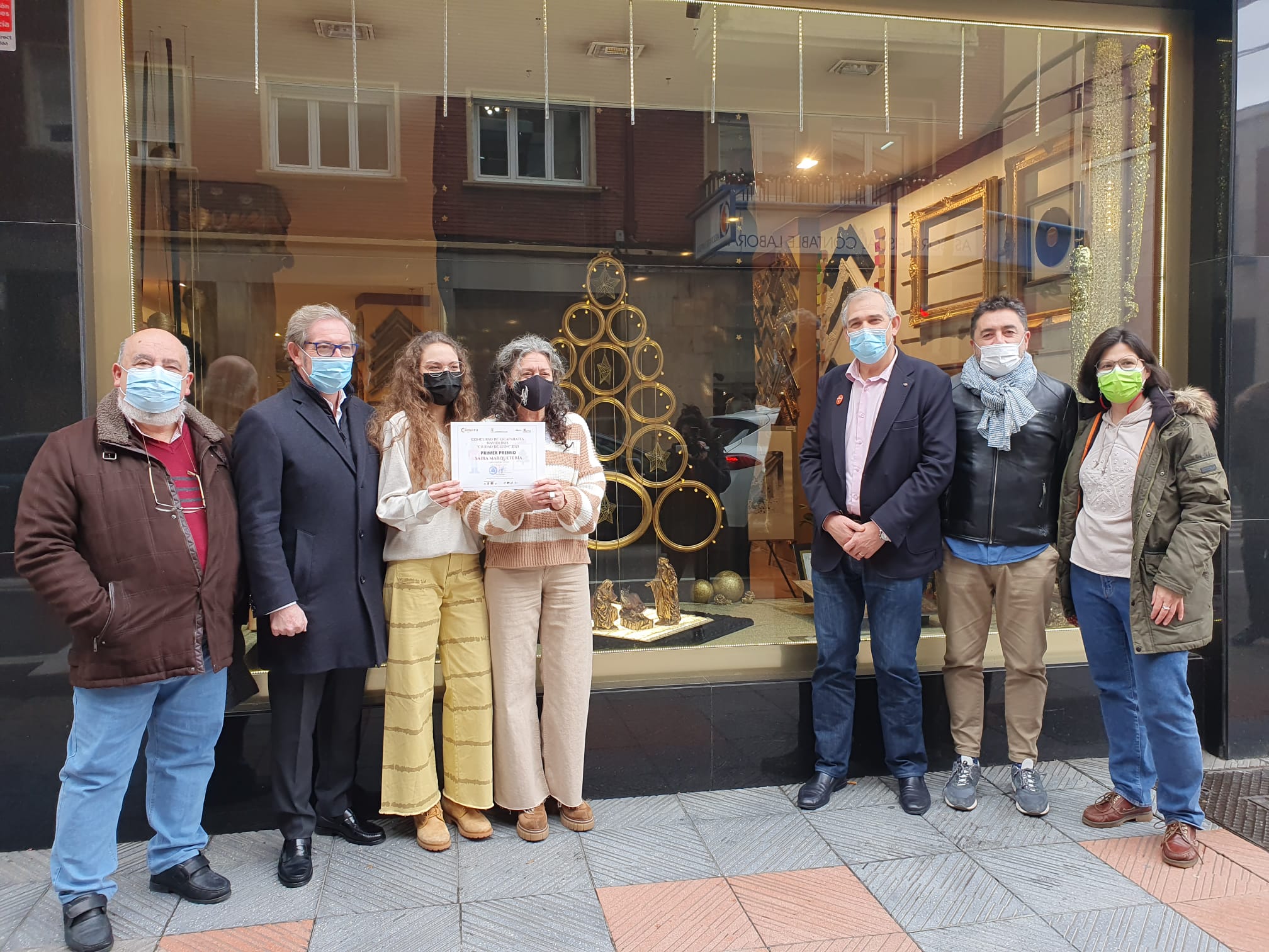 Entrega del primer premio del concurso de escaparates navideños 'Ciudad de León' 2021