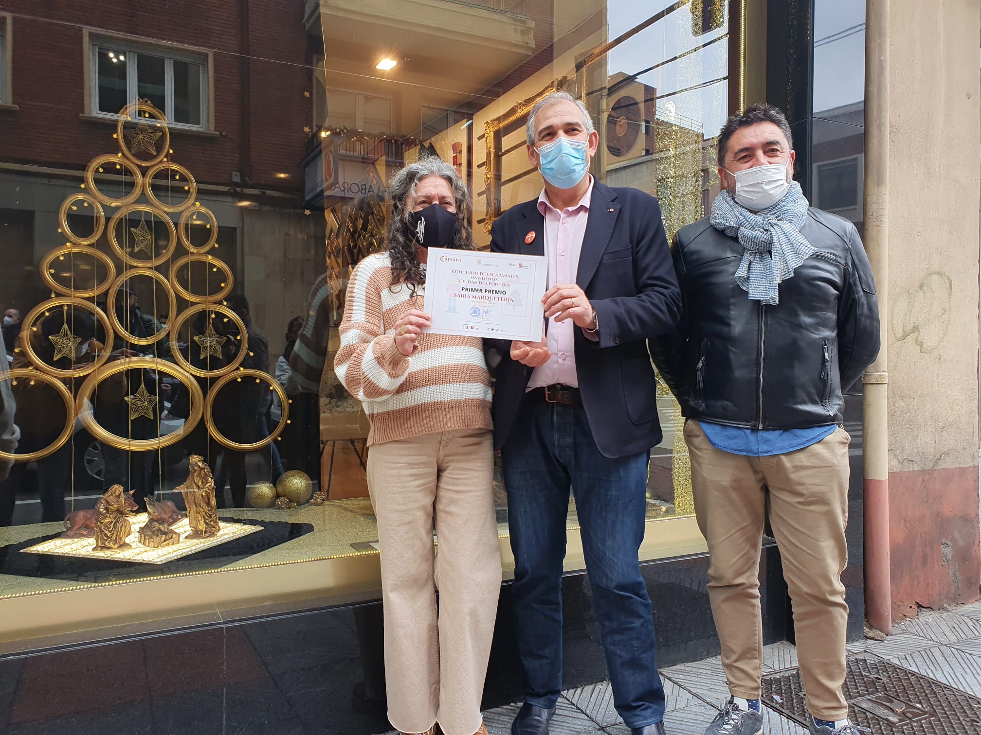 Entrega del primer premio del concurso de escaparates navideños 'Ciudad de León' 2021
