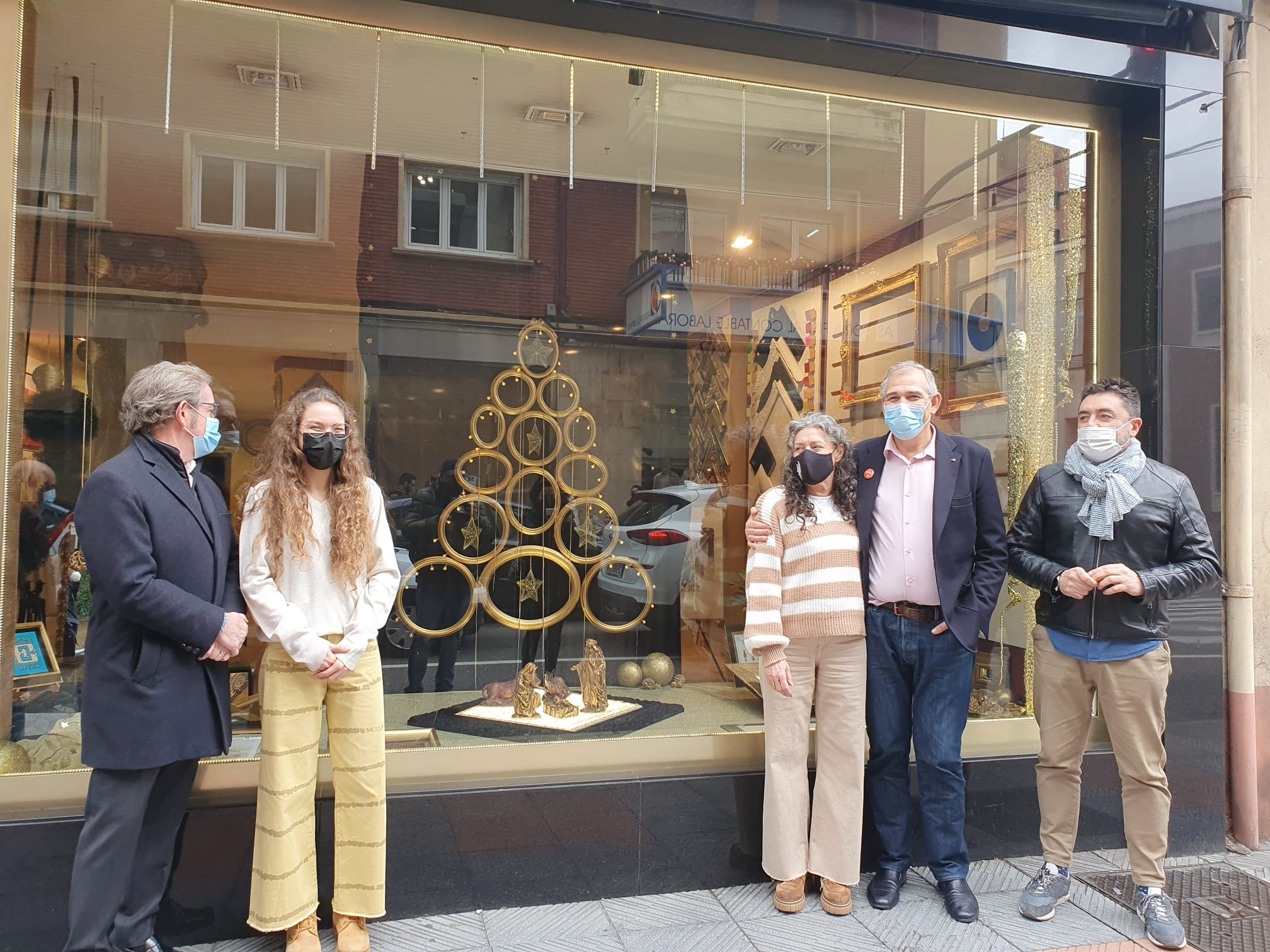 Entrega del primer premio del concurso de escaparates navideños 'Ciudad de León' 2021