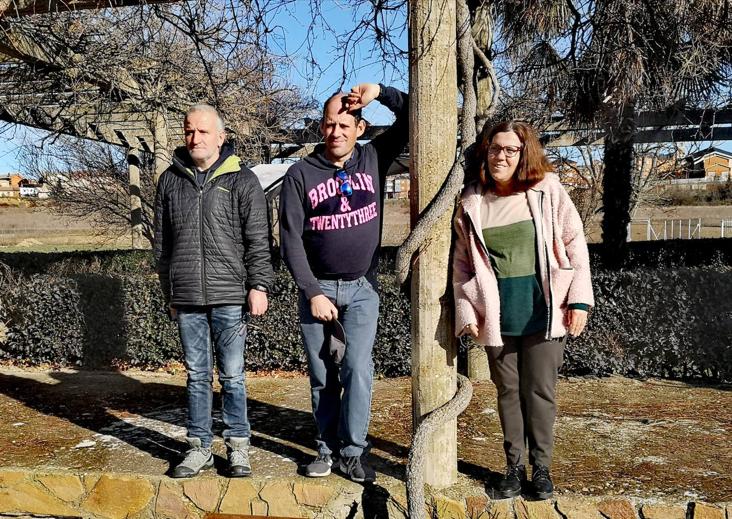 Cachón, Juan y Ángeles en los Jardines de COSAMAI (Astorga).