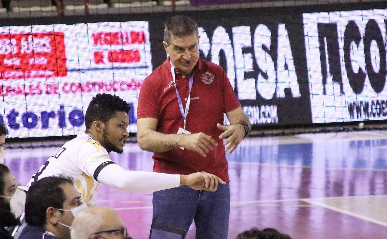 Manolo Cadenas conversa con Leandro Semedo en un partido del Abanca Ademar.