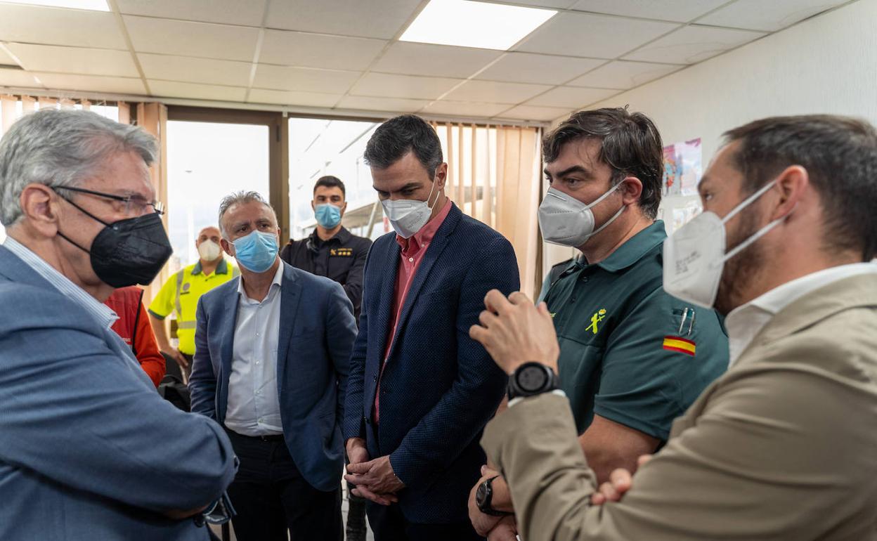 Pedro Sánchez, este lunes durante su reunión con los expertos que monitorizan el volcán de La Palma. 