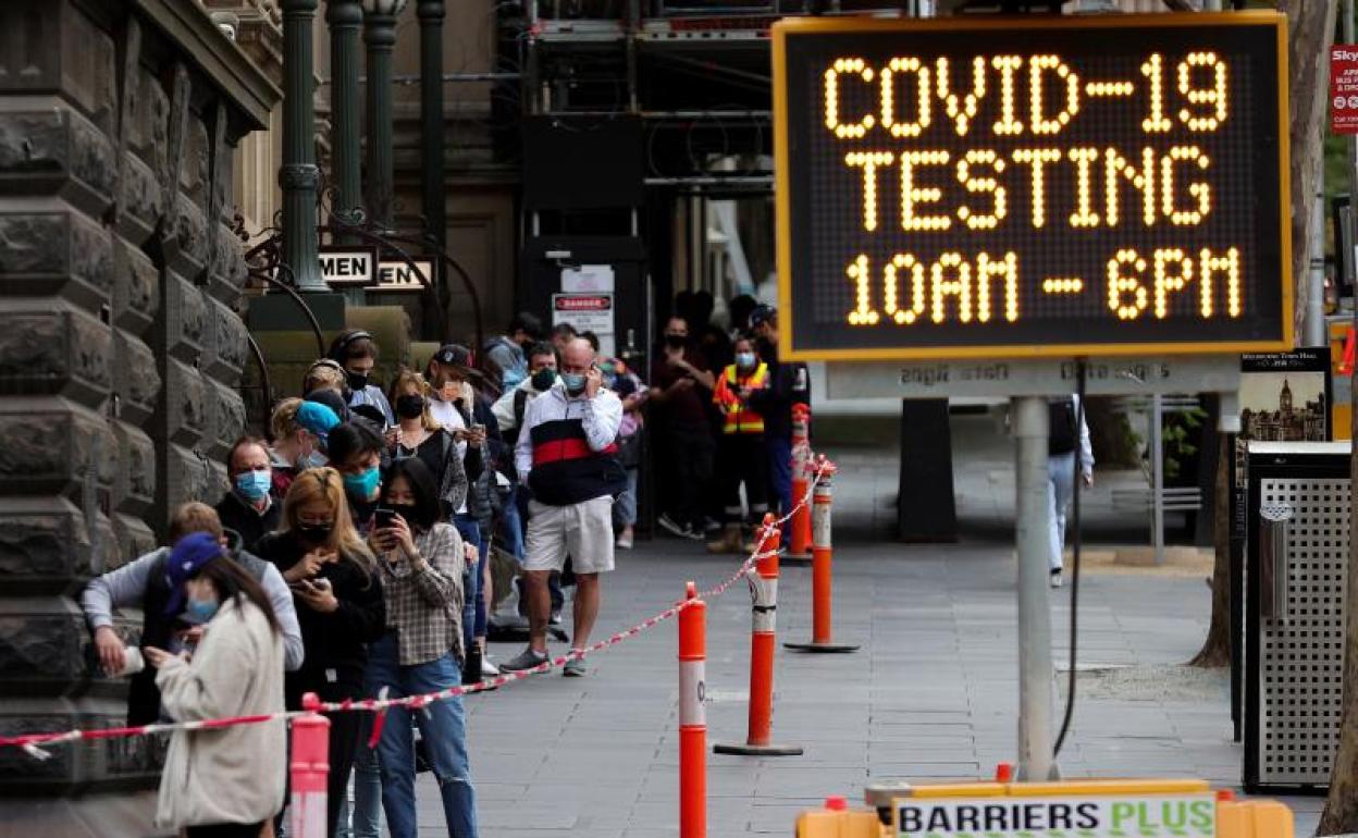 Un grupo de ciudadanos aguarda a someterse a la prueba del covid-19 en Melbourne.