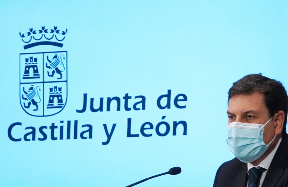 Los consejeros Carlos Fernández Carriedo y Juan Carlos Suárez-Quiñones comparecen en rueda de prensa tras el Consejo de Gobierno.