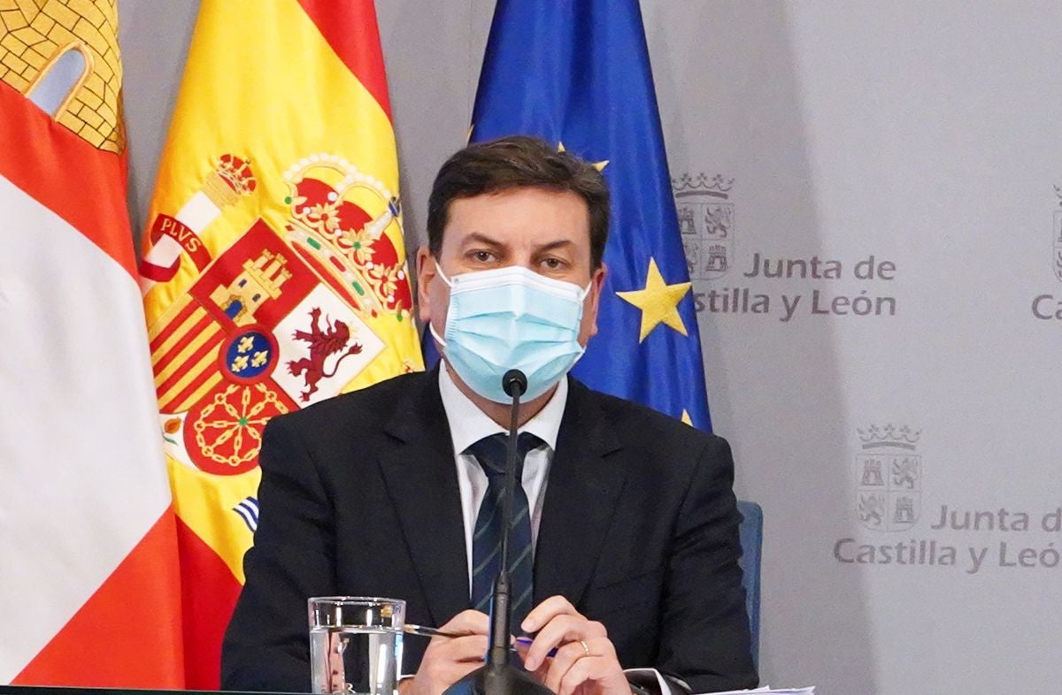 Los consejeros Carlos Fernández Carriedo y Juan Carlos Suárez-Quiñones comparecen en rueda de prensa tras el Consejo de Gobierno.