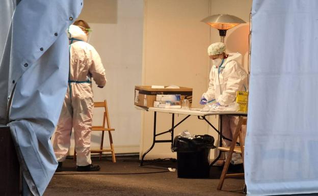 Sanitarios en la zona de test covid en el Palacio de Exposiciones de León. 