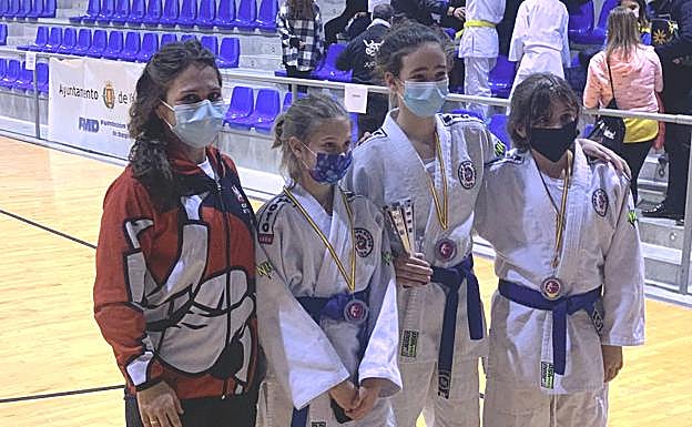 Representantes leonesas de categoría femenina con sus medallas y reconocimientos. 