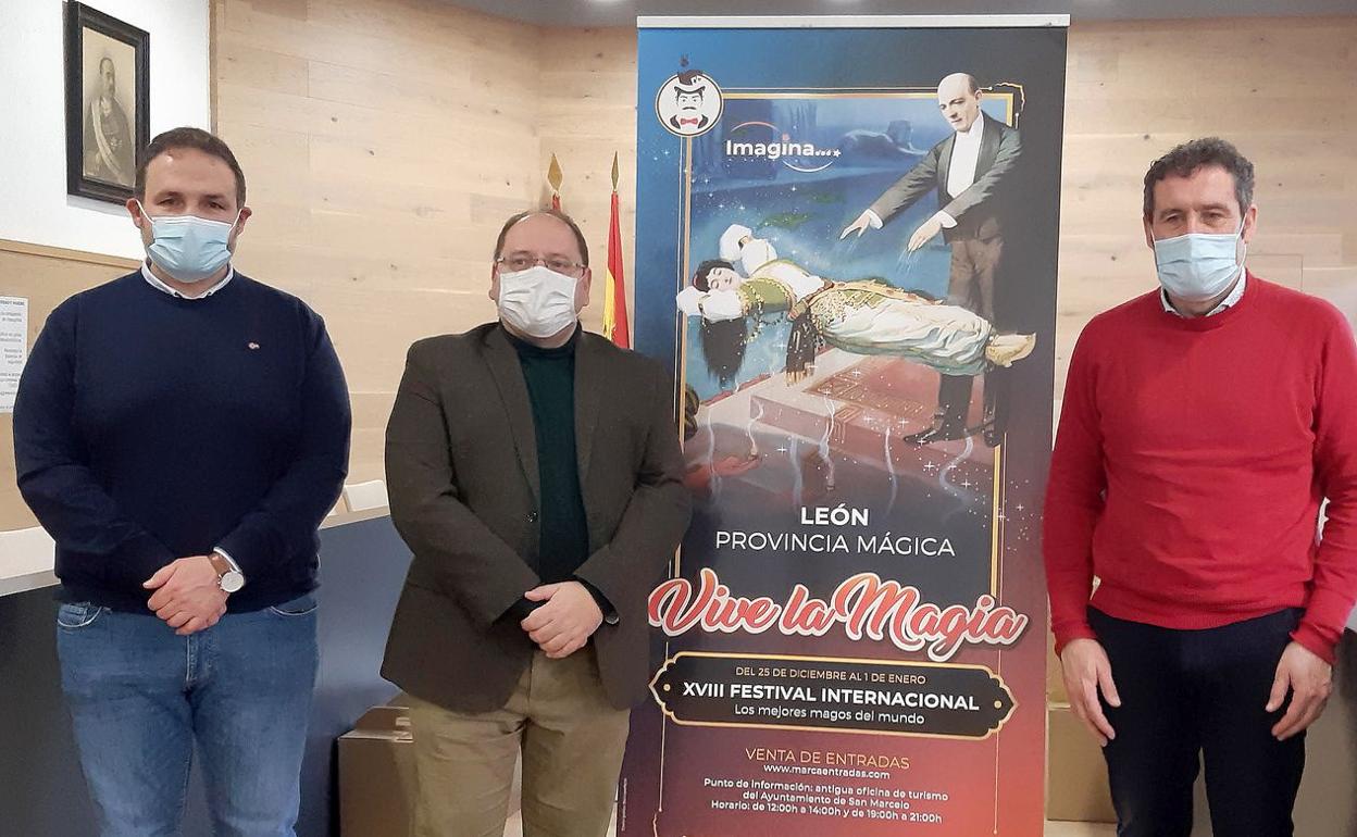 El alcalde de la localidad de La Bañeza posa junto a los responsables de la programación de magia en la ciudad. 