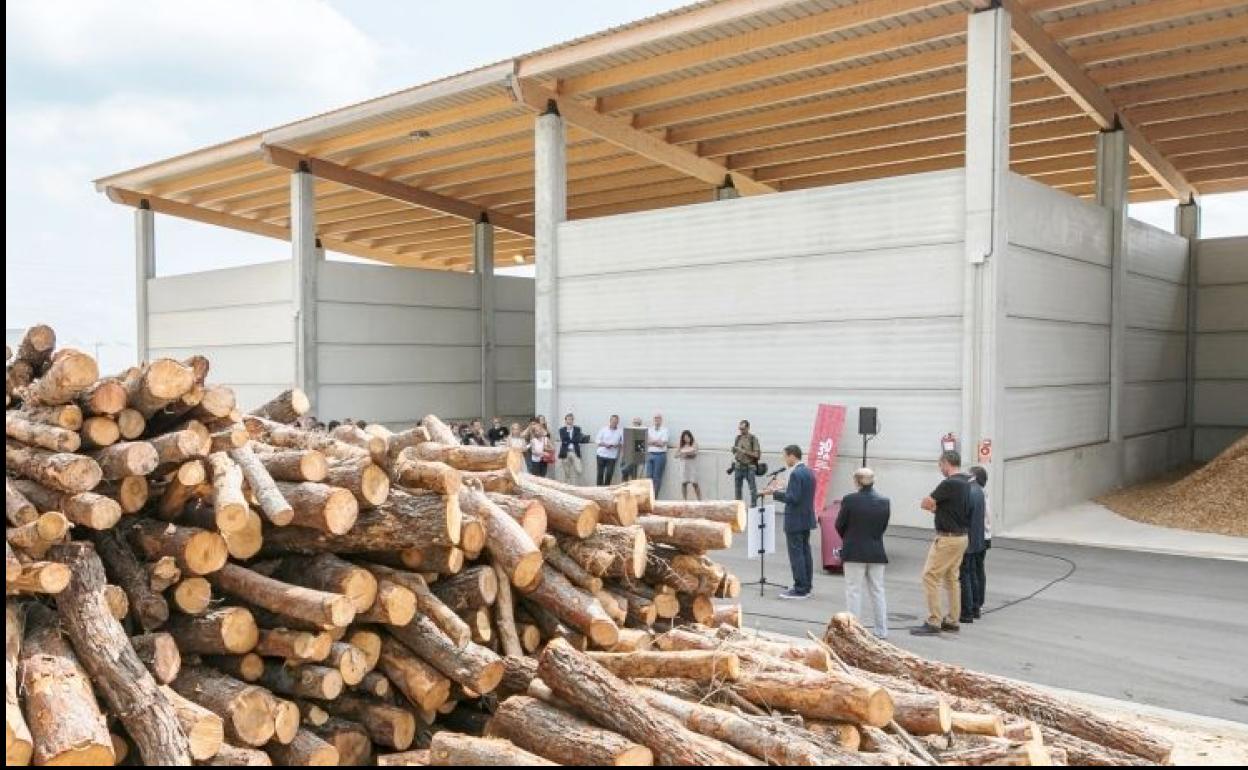 Imagen de un centro logístico de biomasa. La Bañeza dispoindrá de una instalación similar tras la aprobación del proyecto por parte de la Junta de Castilla y León. 