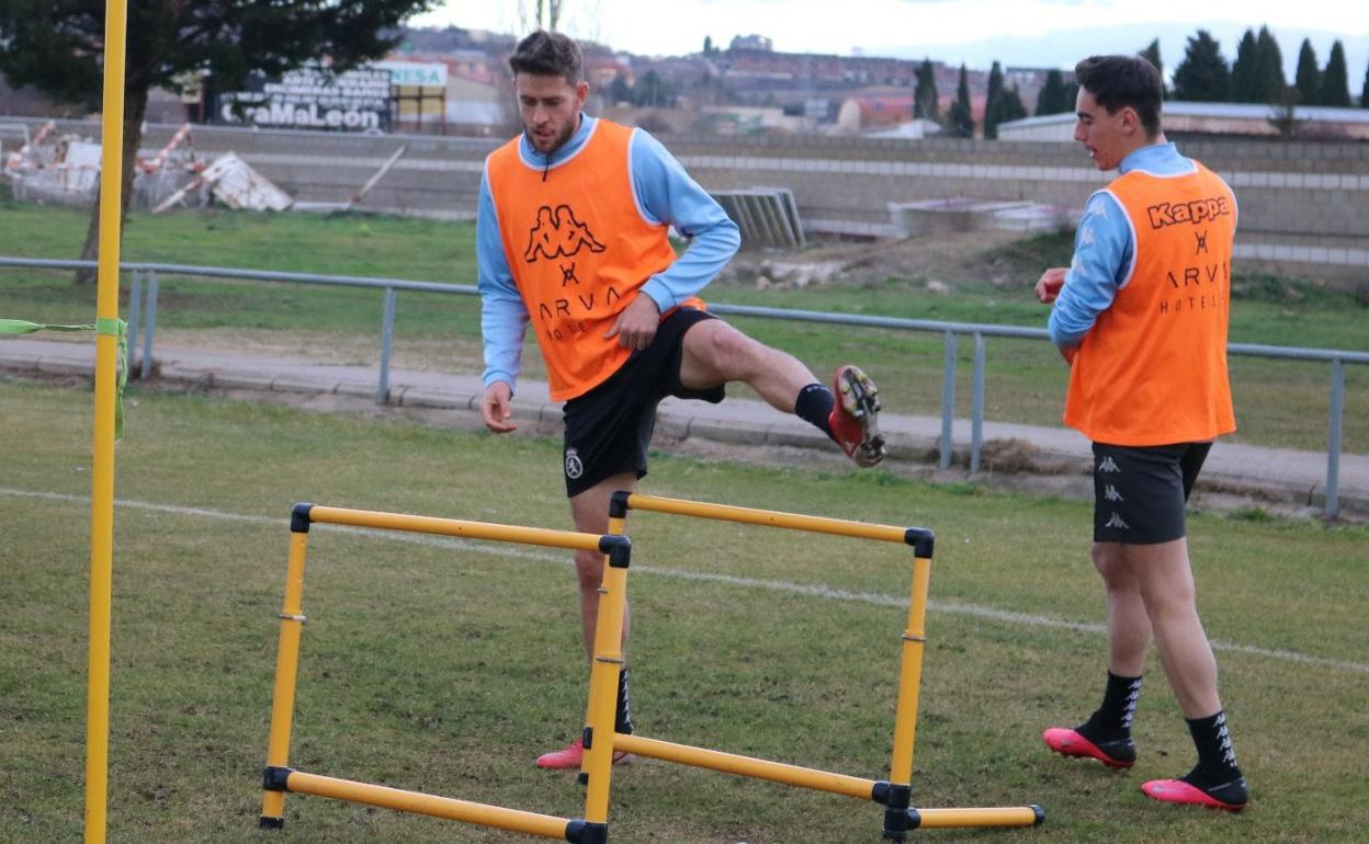 La plantilla de la Cultural, este martes, en su regreso a los entrenamientos.