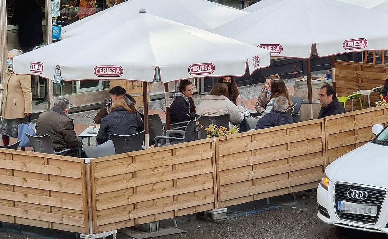 La ampliación de las terrazas urbanas mientras se mantenga la situación pandémica ha sido aprobada este martes por el Ayuntamiento de León. 