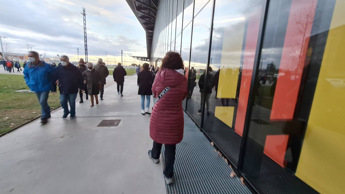Una hora antes de la apertura de puertas en el 'vacunódromo' del Palacio de Exposiciones los leoneses 'de los 60' ya hacen cola para inocularse la tercera dosis | La cola, que ha llegado a alcanzar el kilómetro durante este martes, evidencia la alta respuesta al llamamiento. 