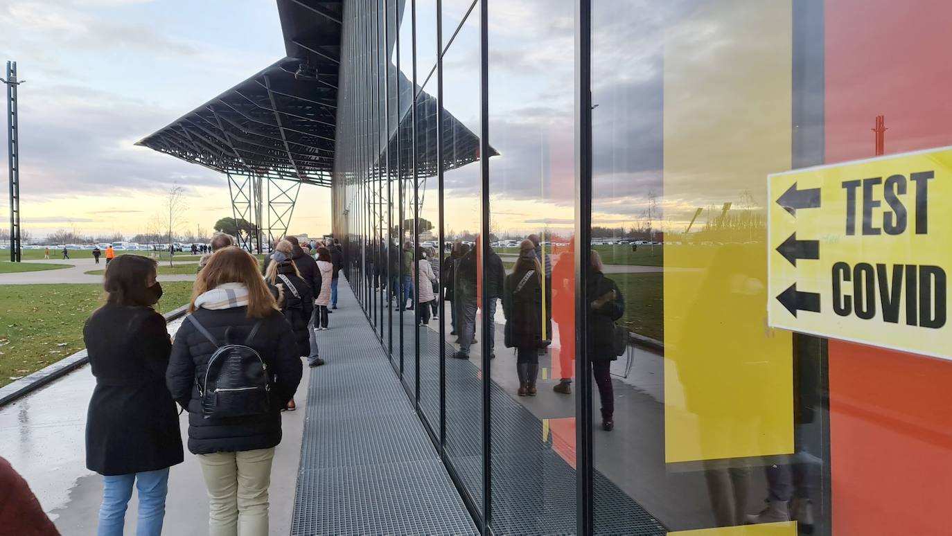 Una hora antes de la apertura de puertas en el 'vacunódromo' del Palacio de Exposiciones los leoneses 'de los 60' ya hacen cola para inocularse la tercera dosis | La cola, que ha llegado a alcanzar el kilómetro durante este martes, evidencia la alta respuesta al llamamiento. 