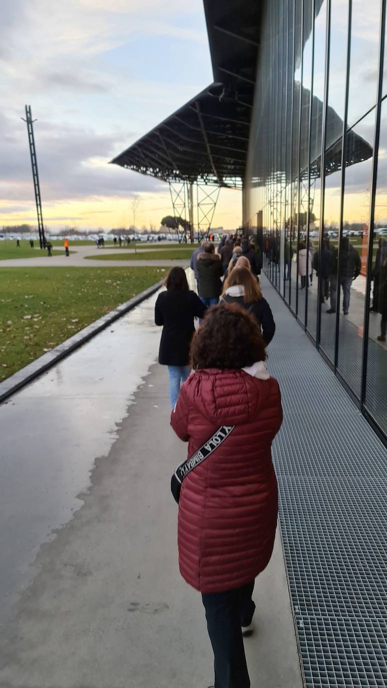 Una hora antes de la apertura de puertas en el 'vacunódromo' del Palacio de Exposiciones los leoneses 'de los 60' ya hacen cola para inocularse la tercera dosis | La cola, que ha llegado a alcanzar el kilómetro durante este martes, evidencia la alta respuesta al llamamiento. 