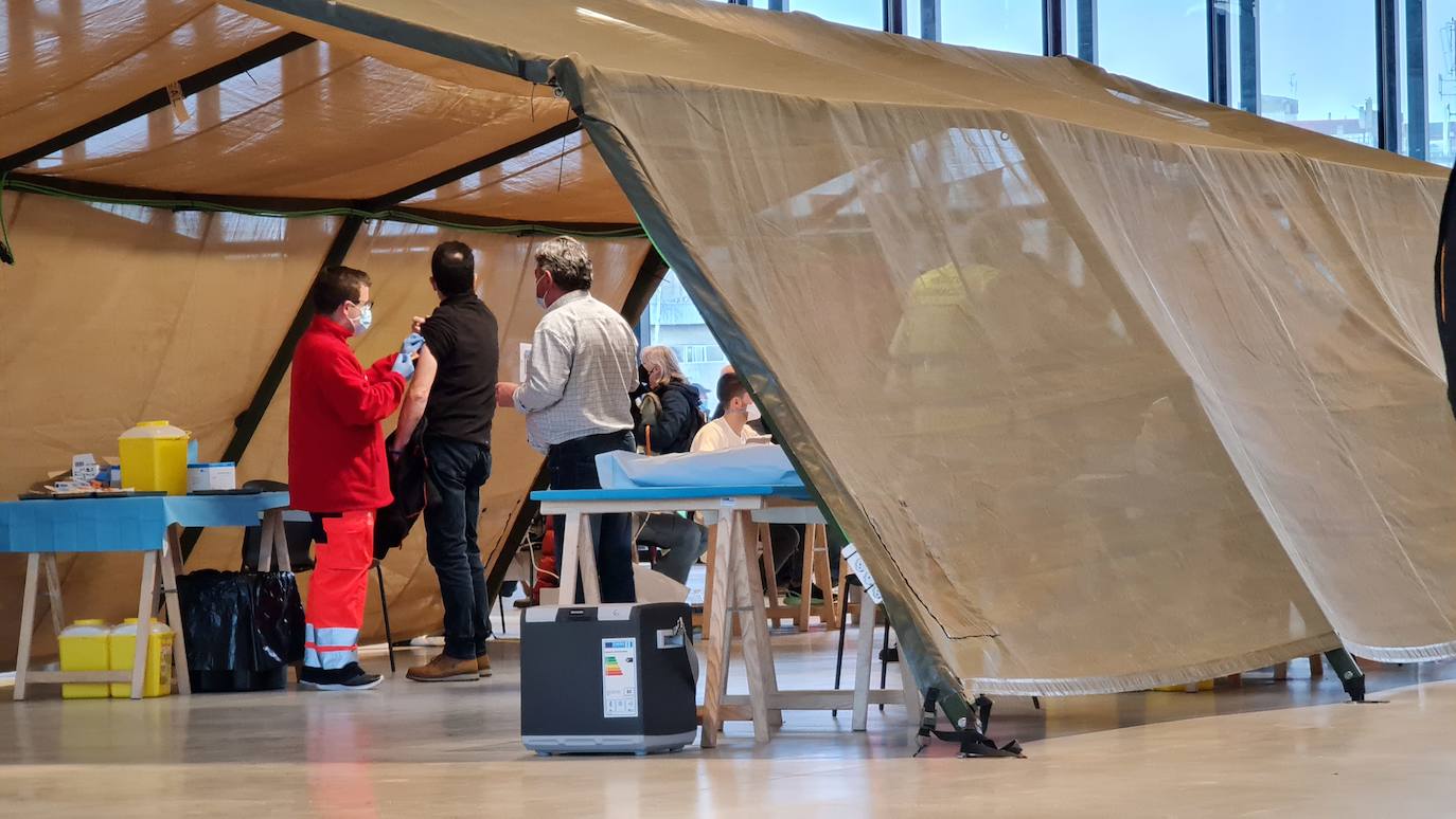 Una hora antes de la apertura de puertas en el 'vacunódromo' del Palacio de Exposiciones los leoneses 'de los 60' ya hacen cola para inocularse la tercera dosis | La cola, que ha llegado a alcanzar el kilómetro durante este martes, evidencia la alta respuesta al llamamiento. 