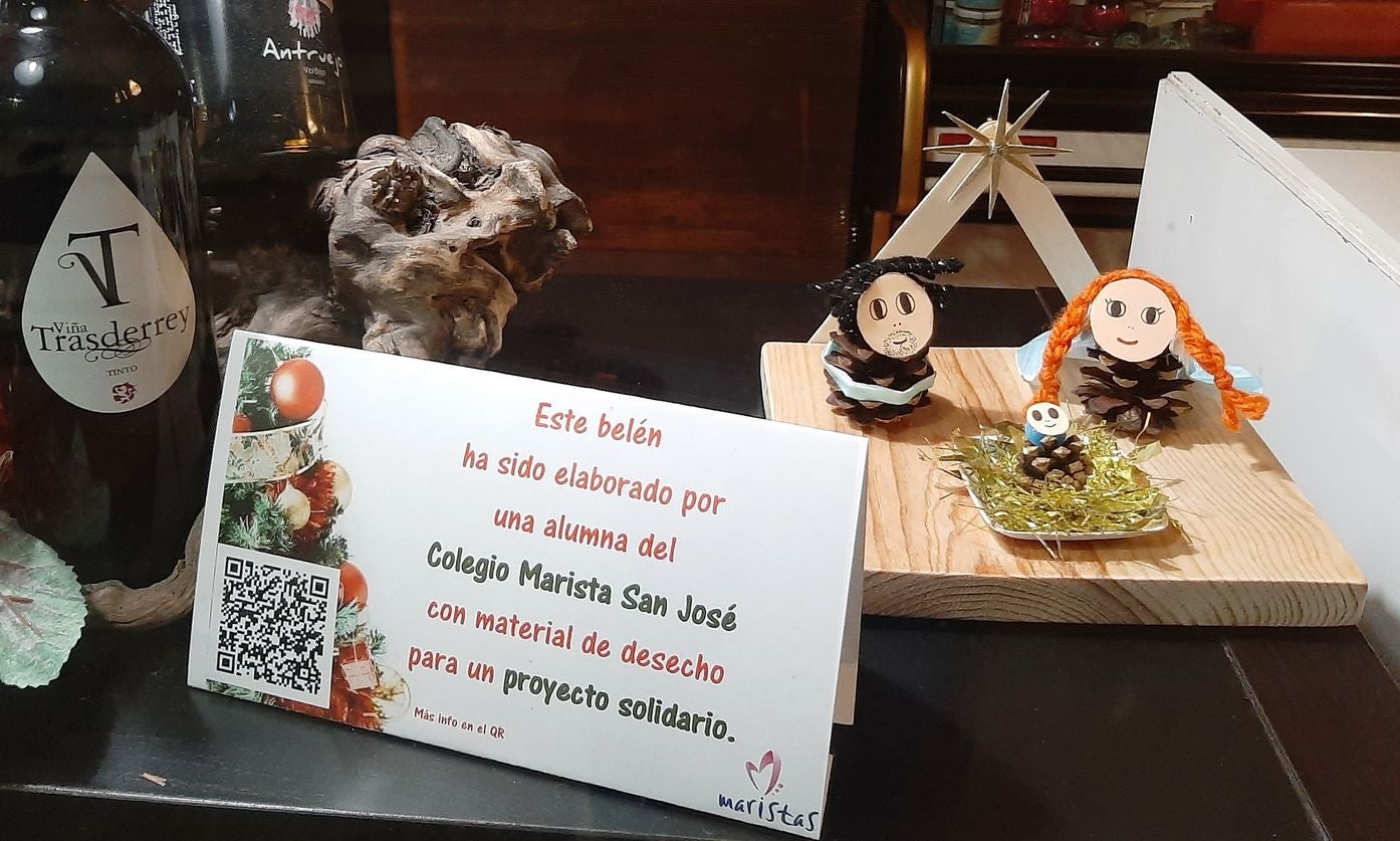 Varios establecimientos de la ciudad de León y provincia decoran este año sus escaparates con un belén solidario hecho con materiales de desecho por los alumnos de 6ºEPO del Colegio Marista San José. 