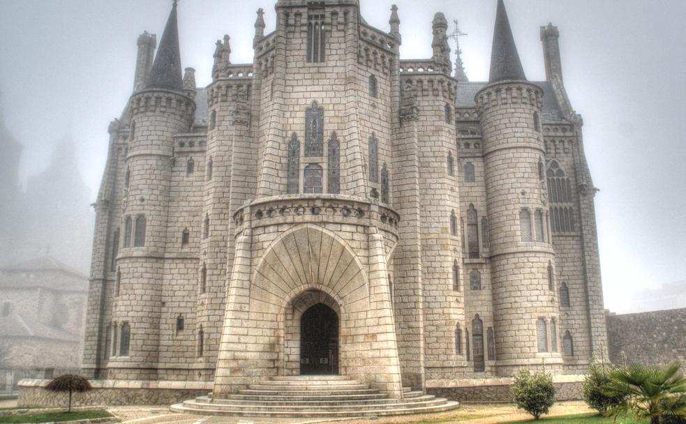 En el Palacio Episcopal, obra de Gaudí, se encuentra el museo de los Caminos.