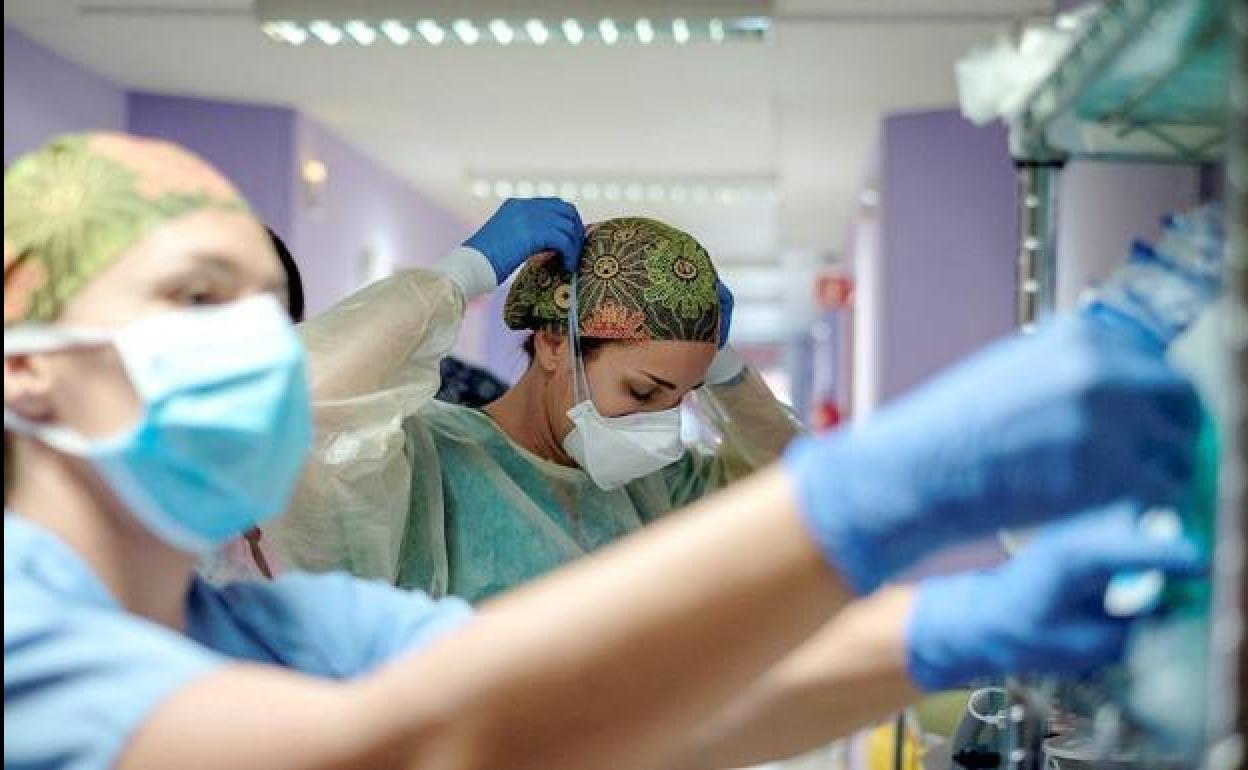 Enfermeras de un hospital se preparan para el inicio de la jornada.