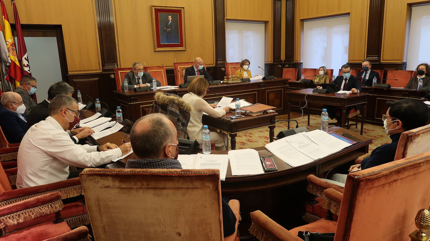 El Ayuntamiento de León celebra el pleno ordinario del mes de diciembre, en el que se incluye la aprobación definitiva del presupuesto municipal para 2022.