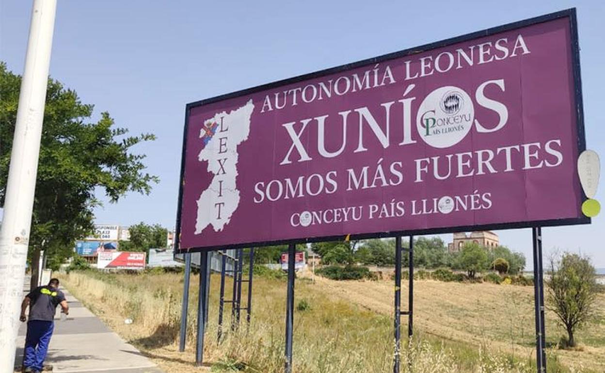 Imagen de una pancarta de Conceyu situada en la provincia de León. Ahora la agrupación leonesista estará en las papeletas del 13-F. 