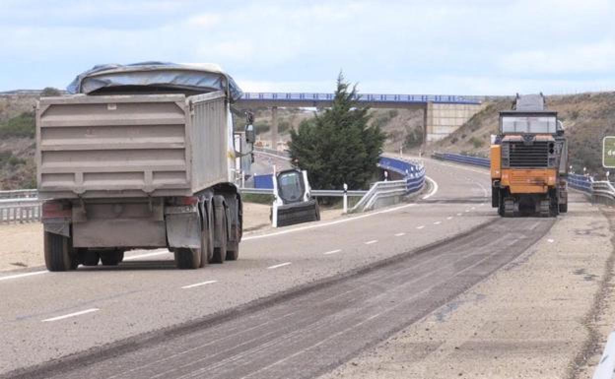 Imagen de un tramo en obras de la autovía León-Benavente. 