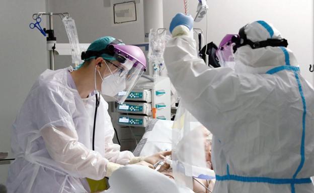 Pacientes en una unidad de críticos por patología covid. Los ingresos siguen creciendo de forma lenta y constante en los centros asistenciales.