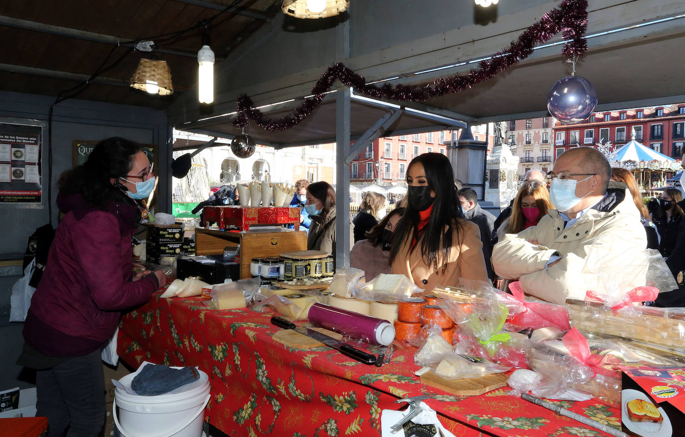 El candidato de Cs a la presidencia de la Junta de Castilla y León, Francisco Igea, y la vicealcaldesa de Madrid, Begoña Villacís, visitan el V Mercado del Producto Navideño en Valladolid