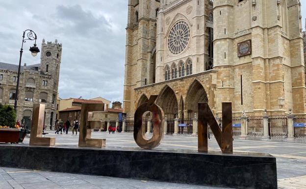 Las letras de León, en la plaza de Regla, cambiaron su posición durante este 2021 para reforzar la imagen que los turistas se llevan de la ciudad.