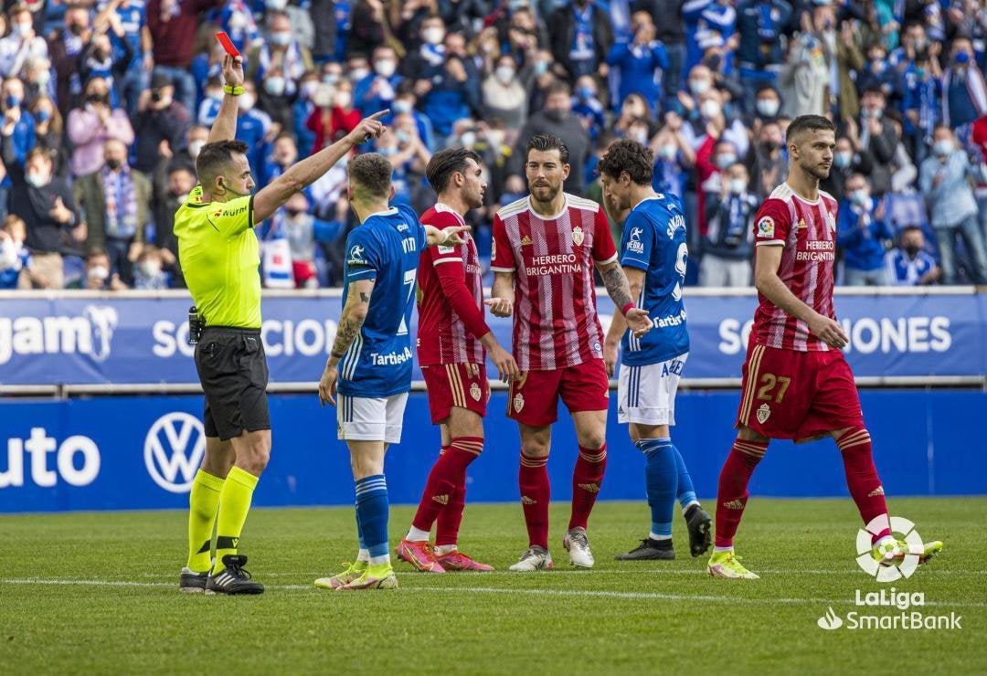 El colegiado Gálvez Rascón muestra la cartulina roja a Copete durante el encuentro entre Real Oviedo y Ponferradina.