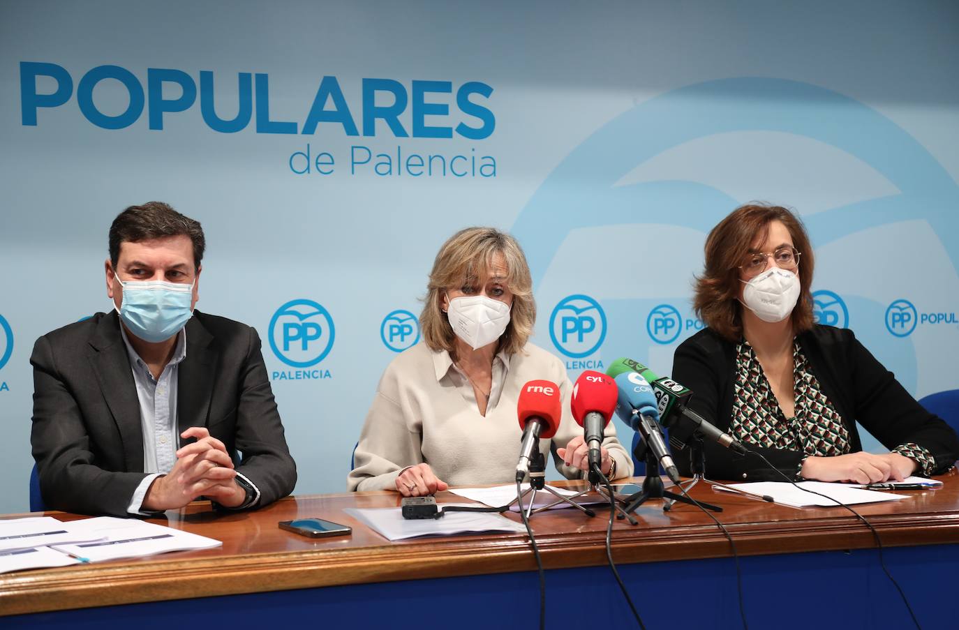 La presidenta del Partido Popular de Palencia, Ángeles Armisén, y la coordinadora provincial del PP, María José De la Fuente que presenta la ponencia, acompañan al consejero de Economía y Hacienda, Carlos Fernández Carriedo.