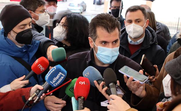 Luis Tudanca atiende a los medios de comunicación en su visita al centro de salud de Villaobispo.