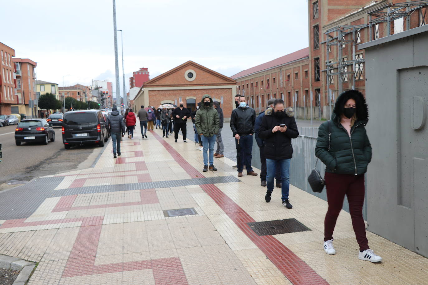 León responde a la primera de las tres jornadas del dispositivo para detectar positivos y espera que 1.000 personas pasen por el recinto leonés.