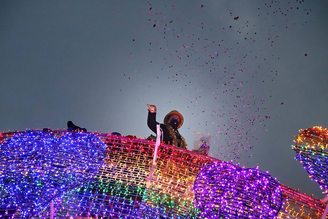 Sus Majestades los Reyes Magos de Oriente desfilan por las calles de León un una noche de Reyes mágica que retoma parte de la normalidad tras la pandemia