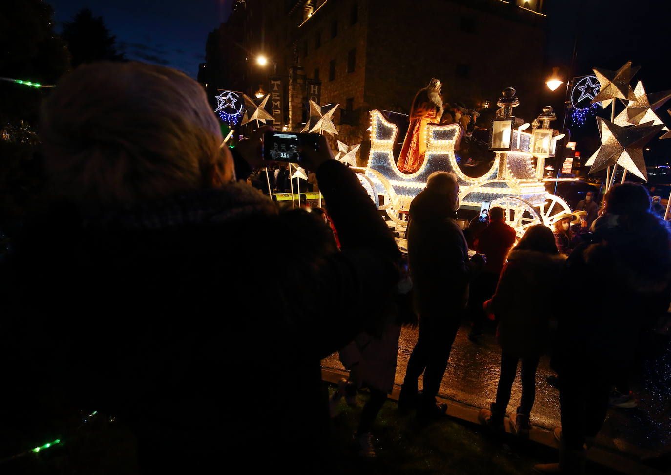 La cabalgata de Sus Majestades de Oriente reparte ilusión a los ponferradinos en una noche mágica en la capital berciana