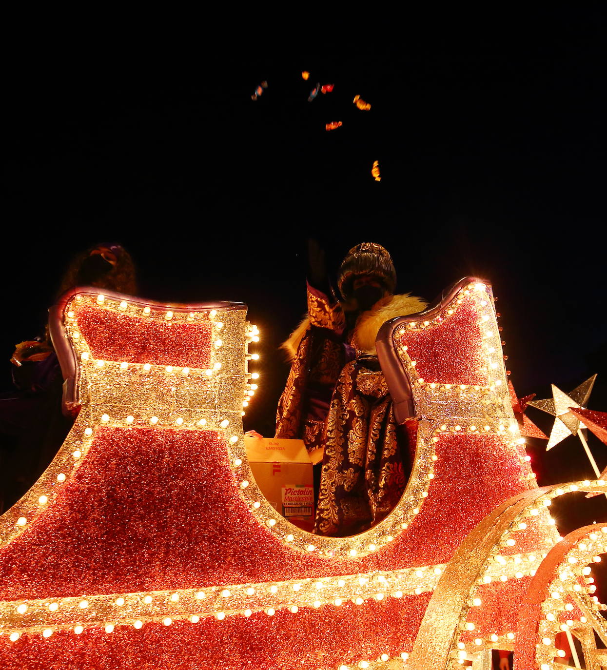 La cabalgata de Sus Majestades de Oriente reparte ilusión a los ponferradinos en una noche mágica en la capital berciana