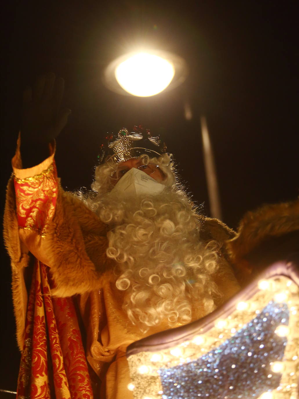 La cabalgata de Sus Majestades de Oriente reparte ilusión a los ponferradinos en una noche mágica en la capital berciana