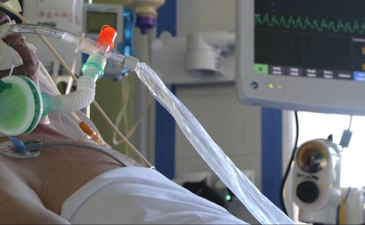 Los pacientes en la UCI de menor edad no están vacunados y se insiste en la importancia de acometer esta acción para evitar complicaciones.