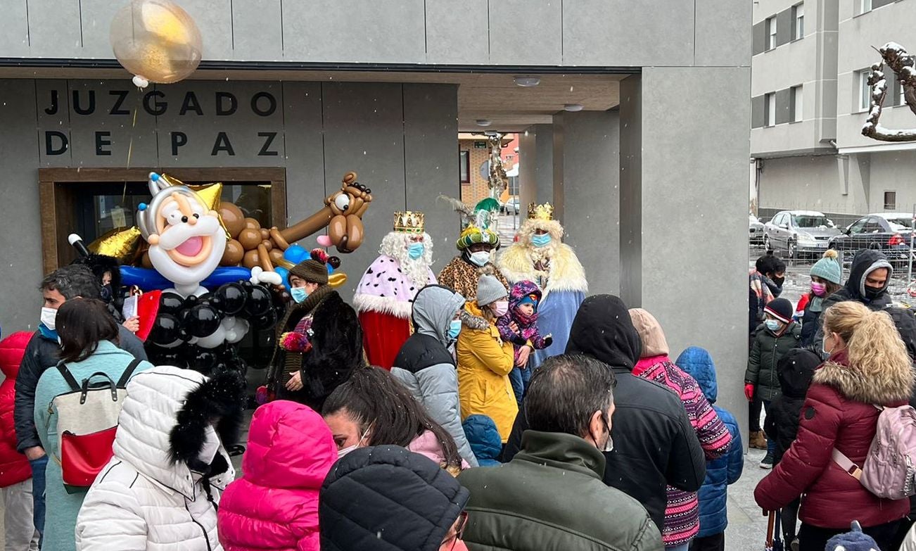 Los magos han llegado en una máquina de Feve y lo han hecho superando la nevada matinal. 