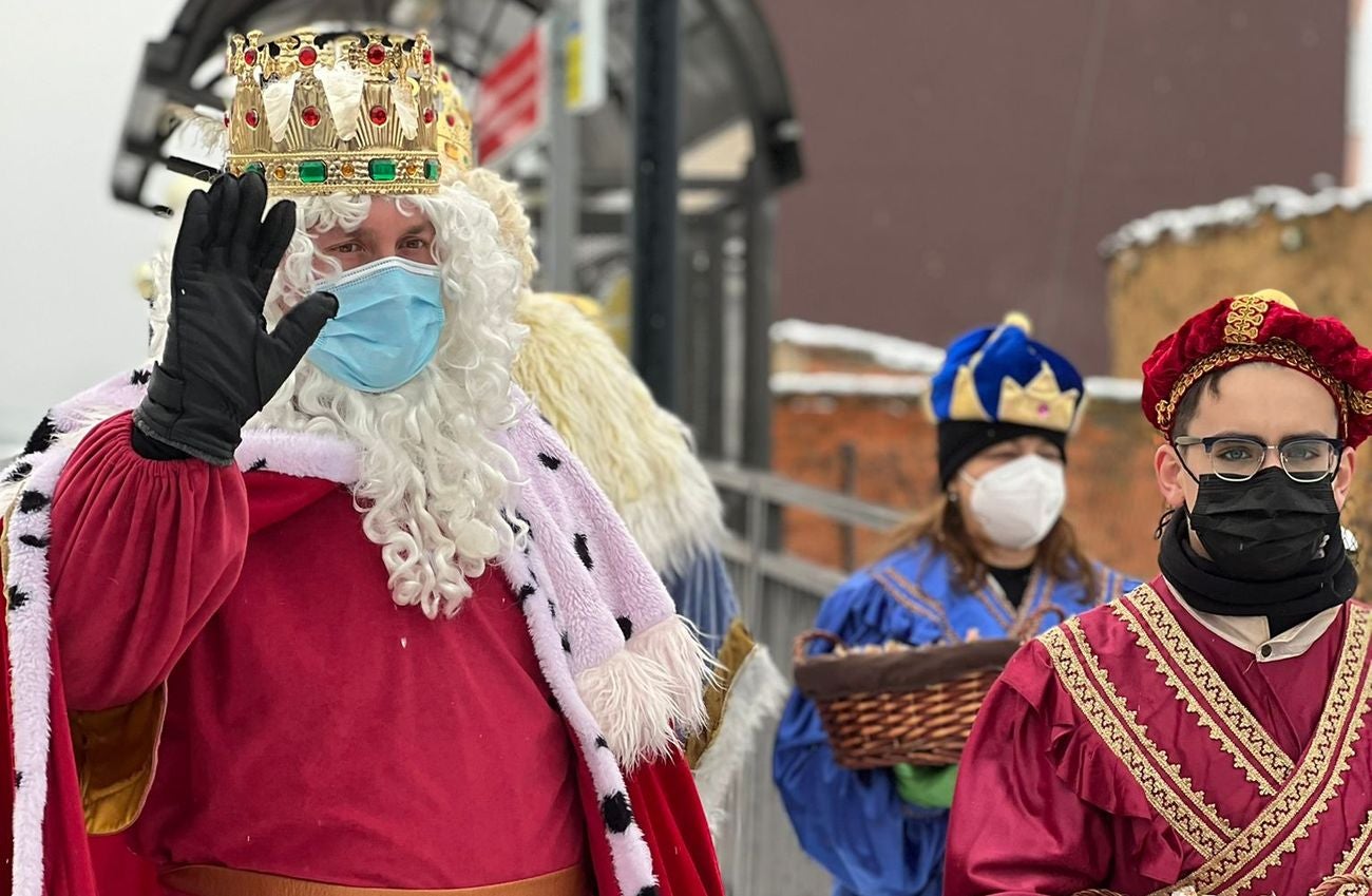 Los magos han llegado en una máquina de Feve y lo han hecho superando la nevada matinal. 