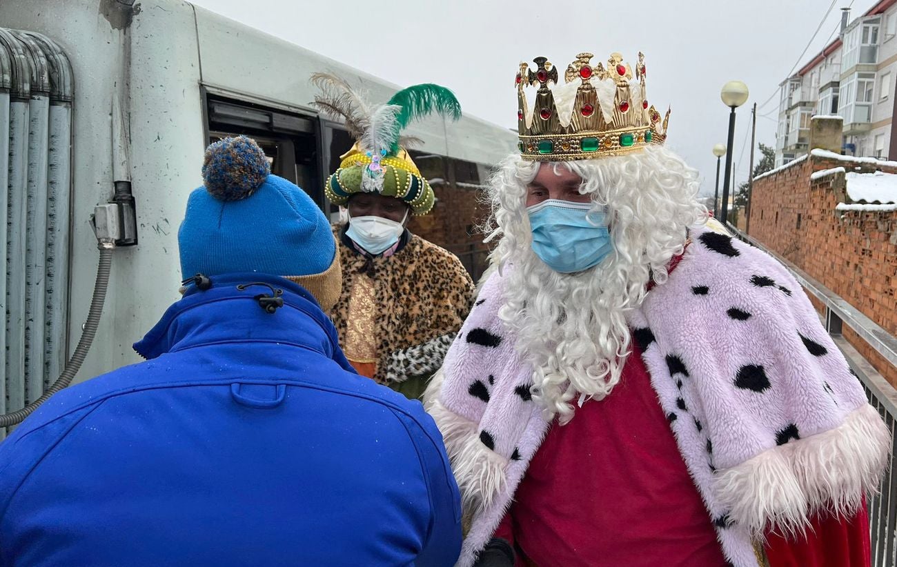 Los magos han llegado en una máquina de Feve y lo han hecho superando la nevada matinal. 