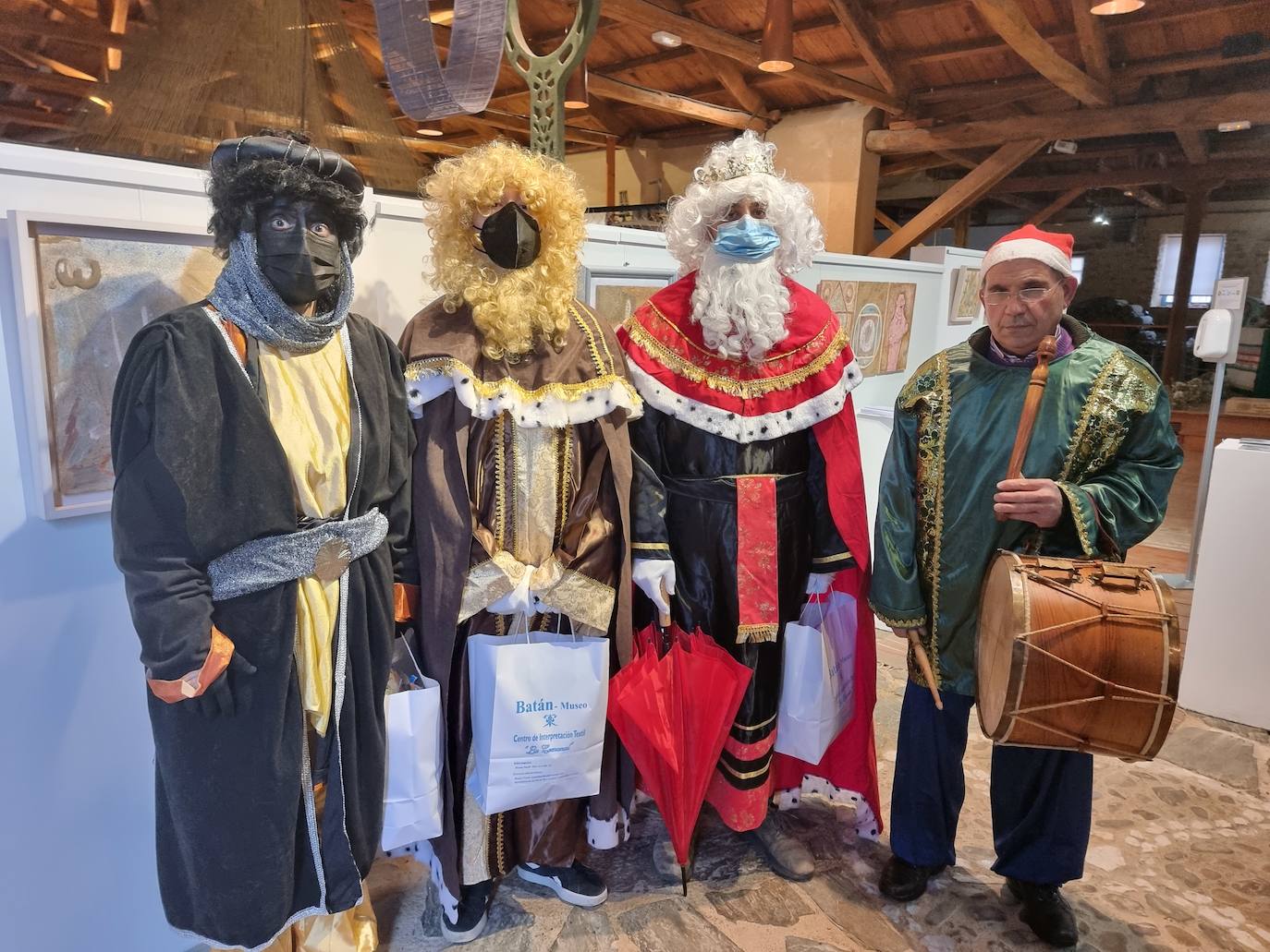 Sus Majestades de Oriente recorren a pie el municipio para llevar caramelos e ilusión a los más pequeños