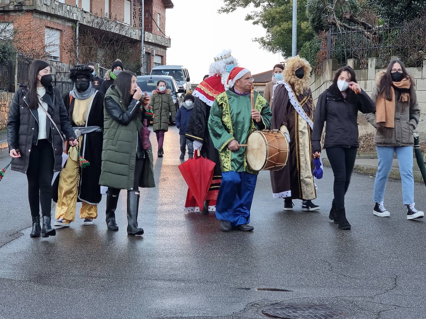 Sus Majestades de Oriente recorren a pie el municipio para llevar caramelos e ilusión a los más pequeños