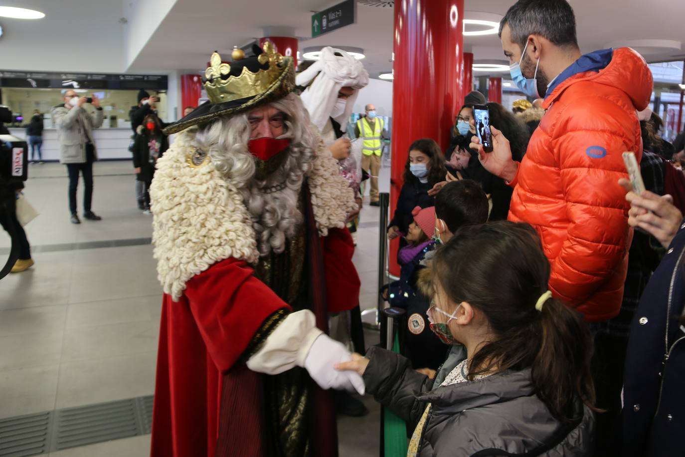 Los niños leoneses reciben a los Reyes Magos en la Estación de Renfe