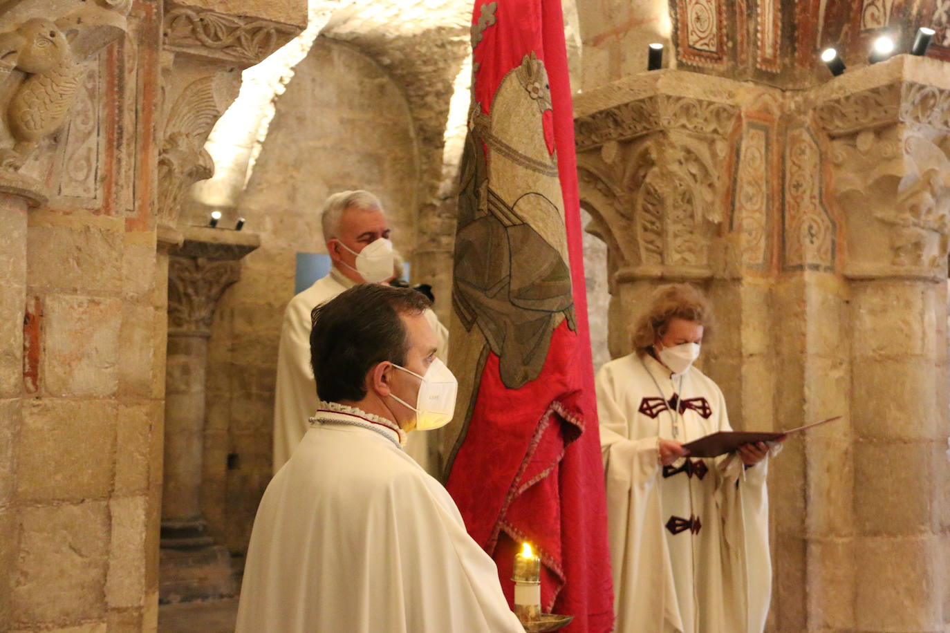 El Panteón de la Real Colegiata de San Isidoro acoge el íntimo y solemne Cuarto Turno de Vela, un acto en homenaje a los monarcas del viejo reino que por segundo año consecutivo ha estado marcado por la pandemia.